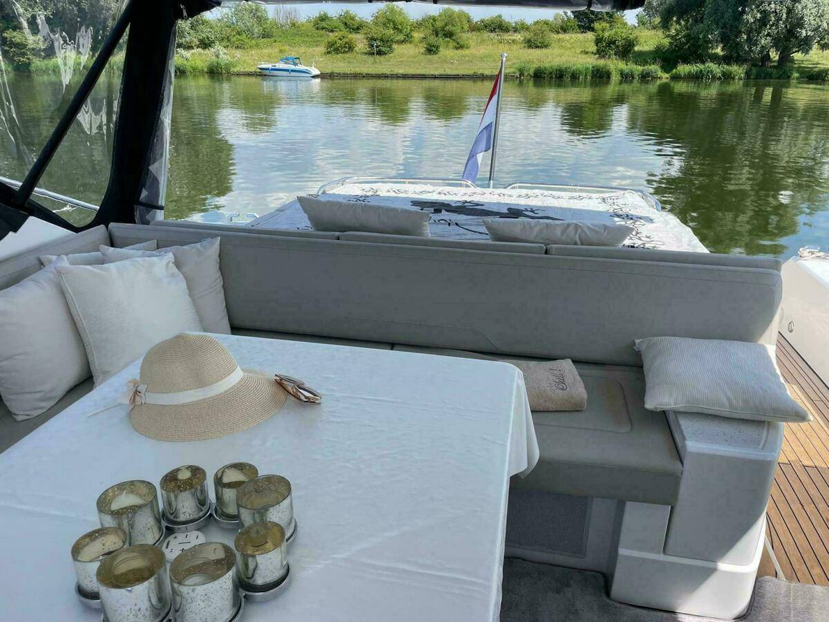 Fairline 53