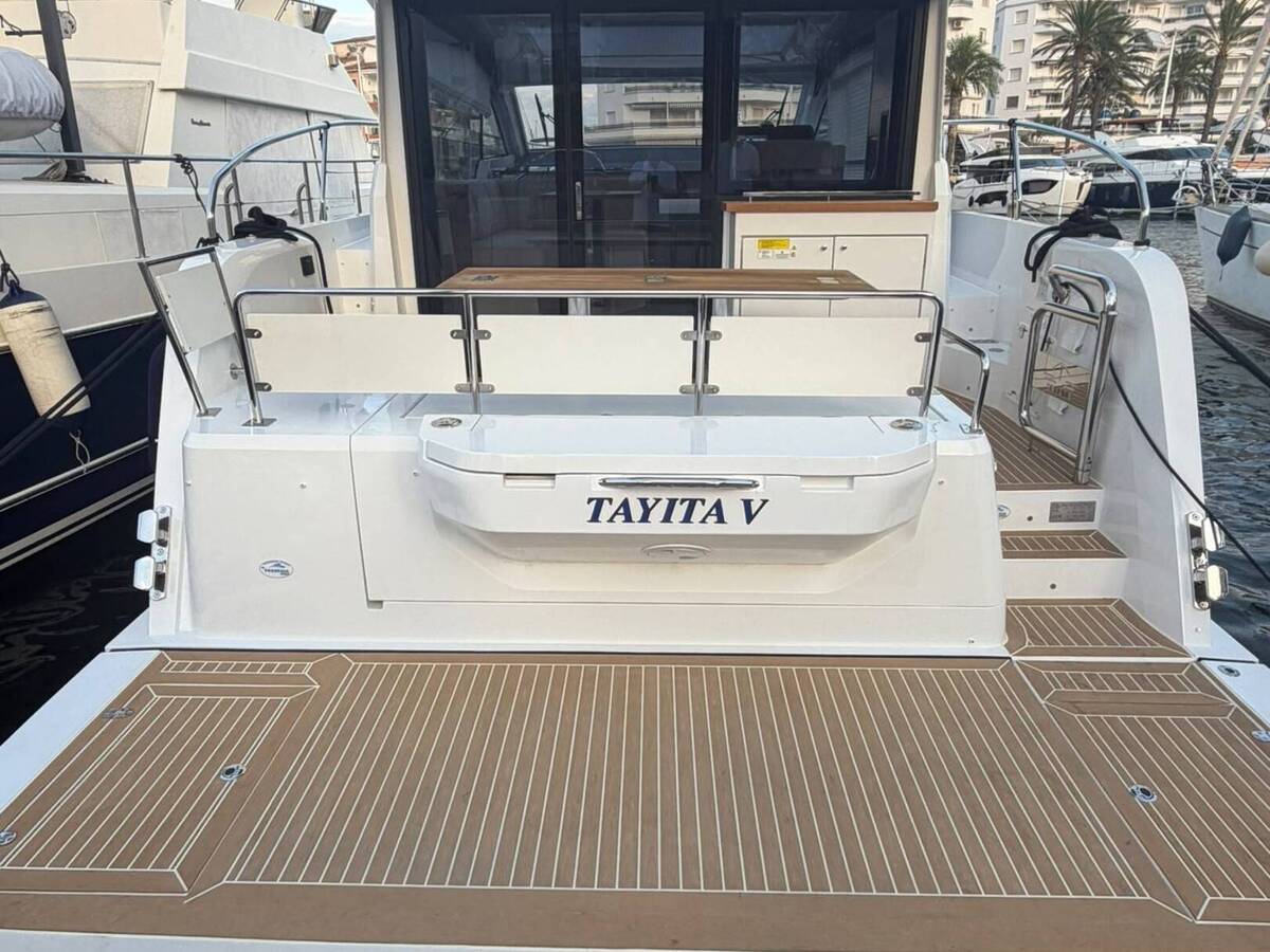 Sealine C390