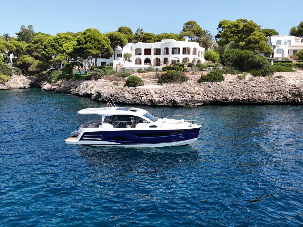 Sealine C390