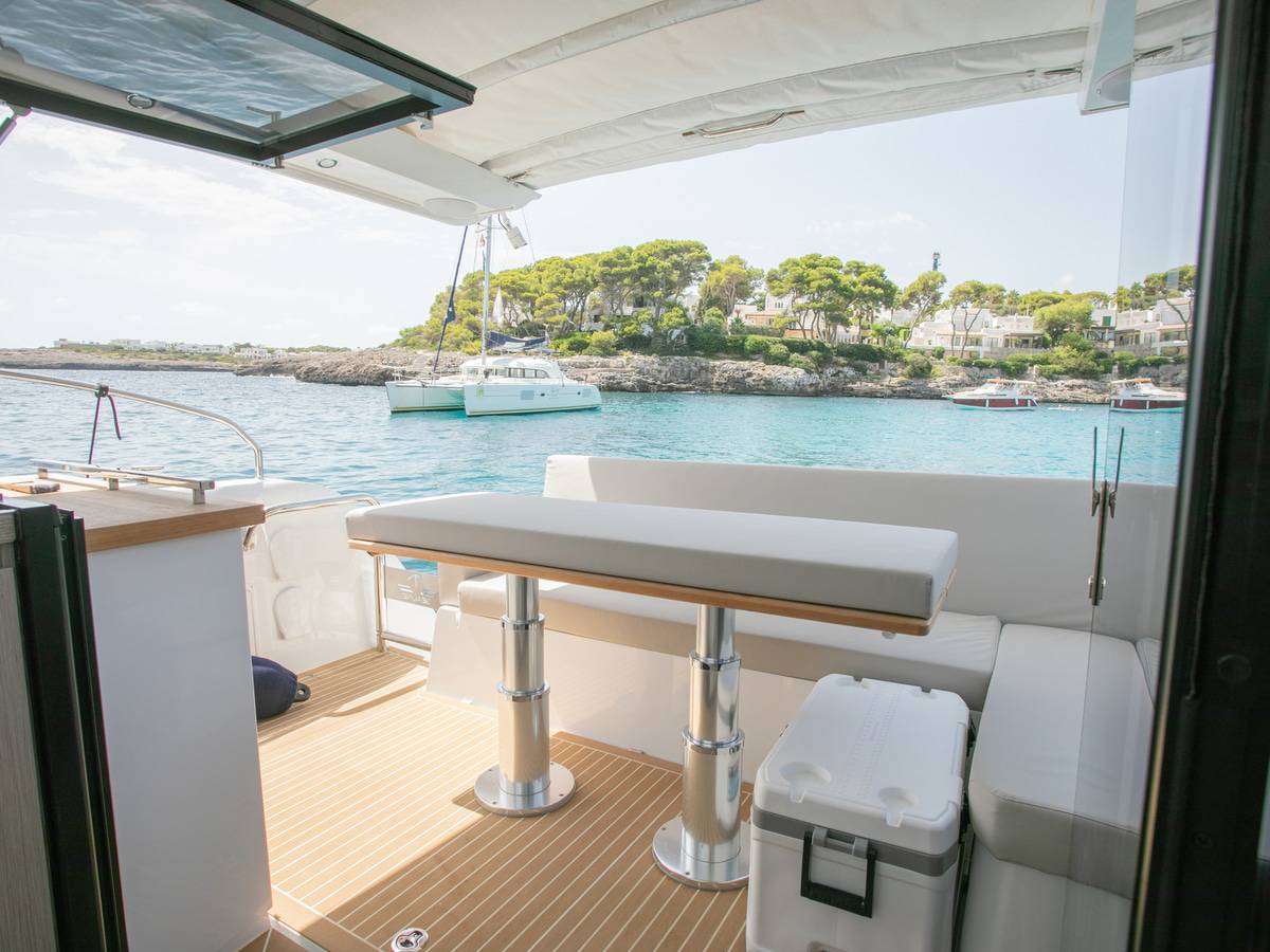 Sealine C390
