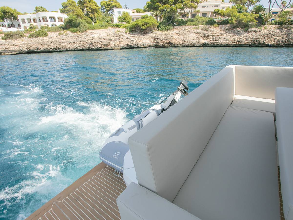 Sealine C390
