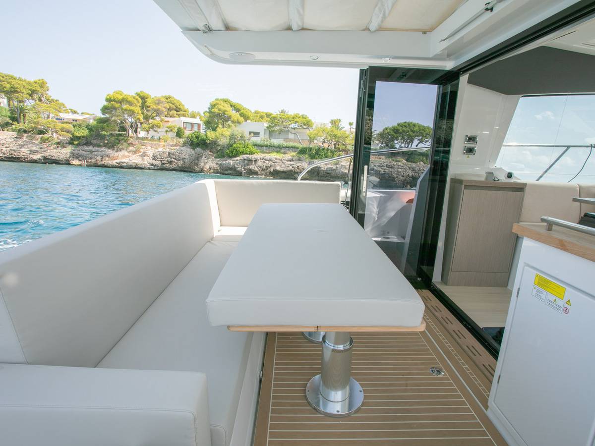 Sealine C390