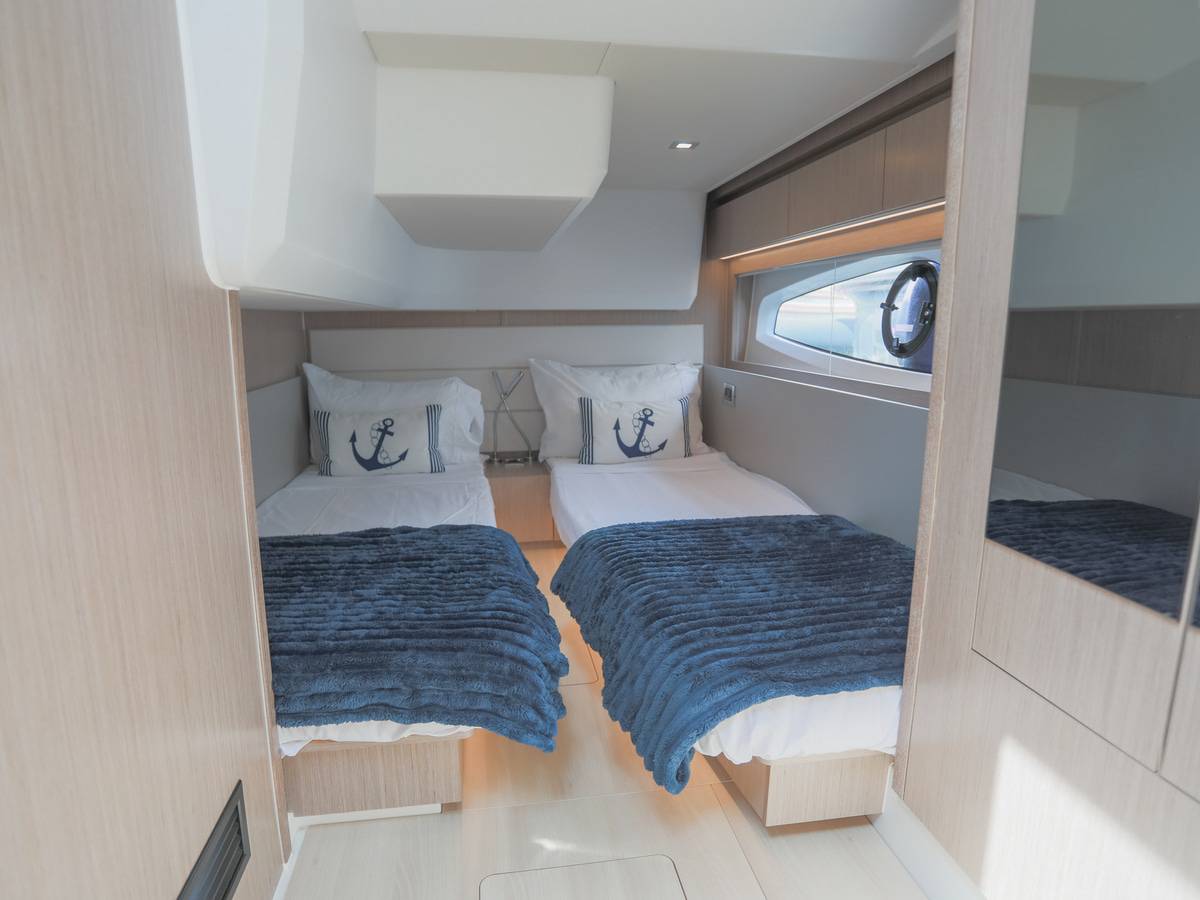 Sealine C390