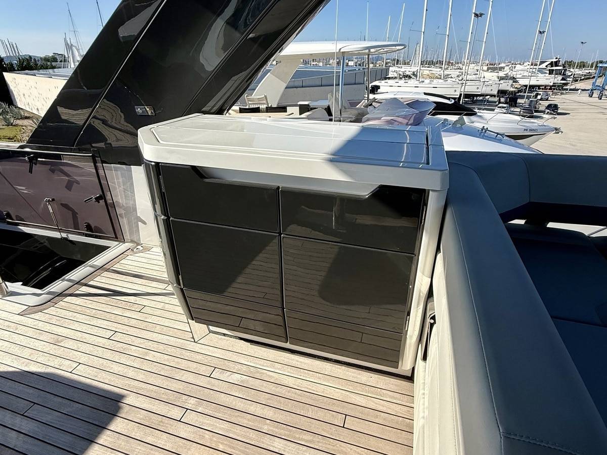 Fairline 68