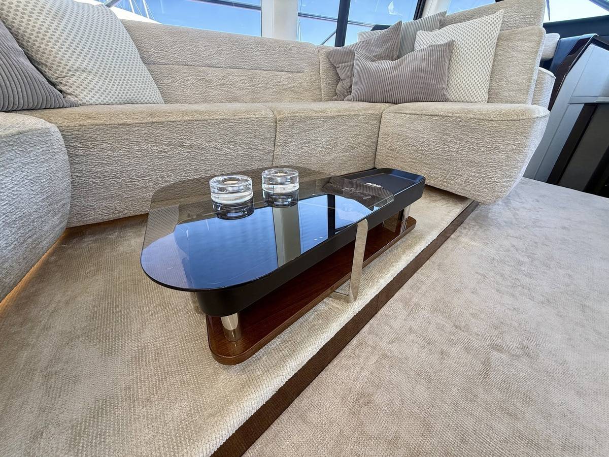 Fairline 68