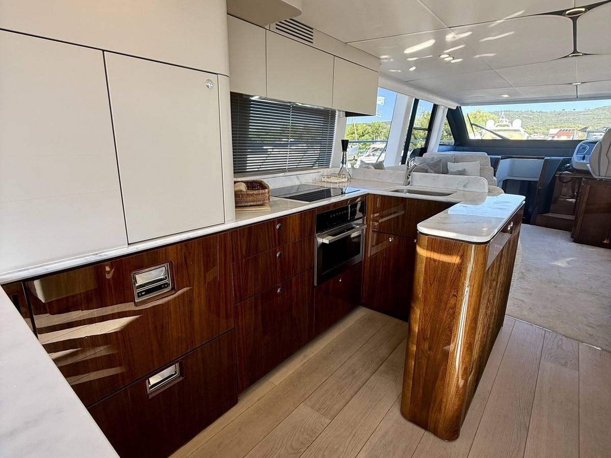 Fairline 68