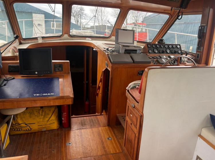 trader royal yacht 47