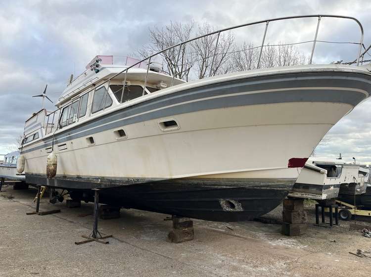 trader royal yacht 47