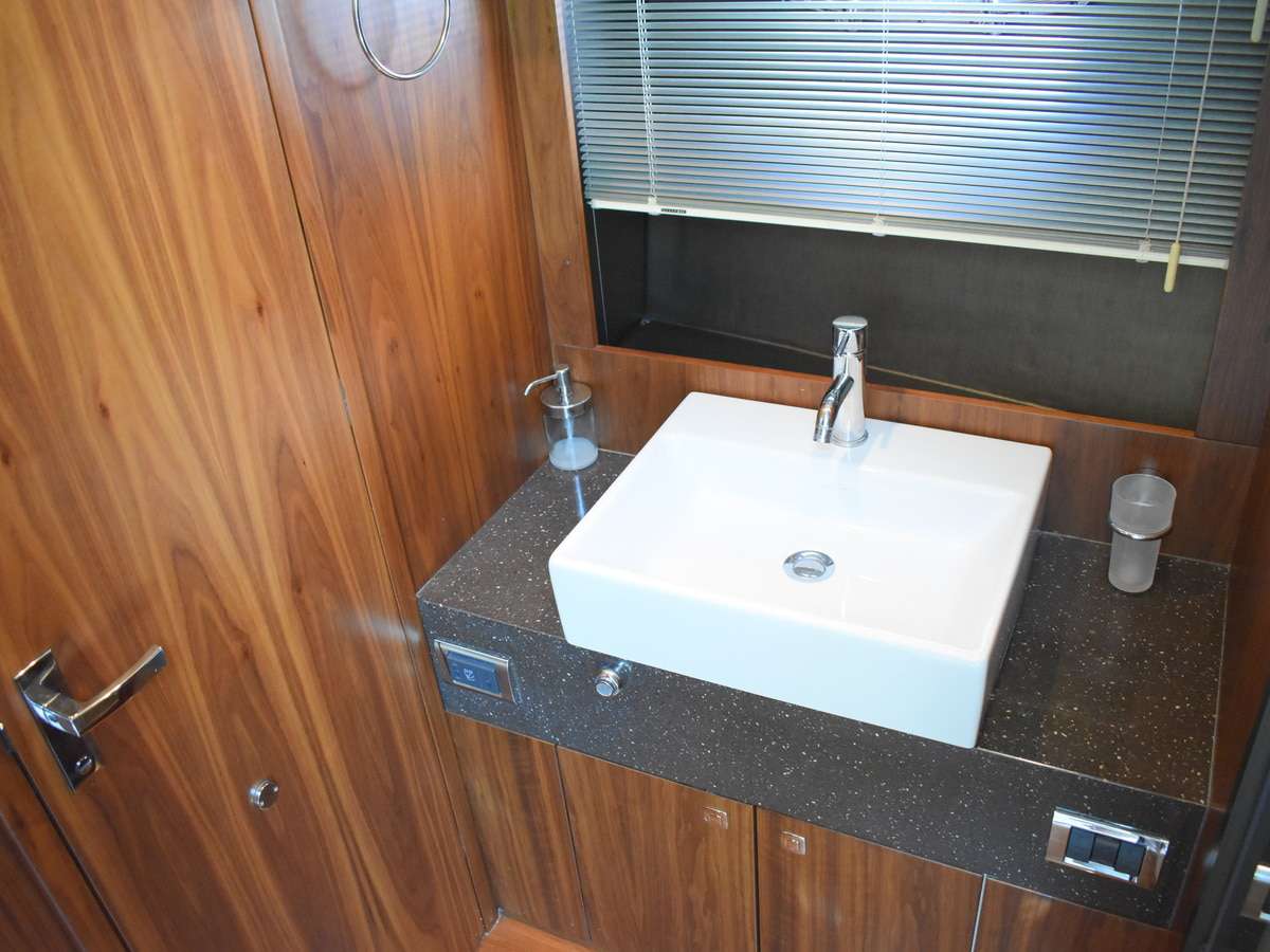 Fairline 65