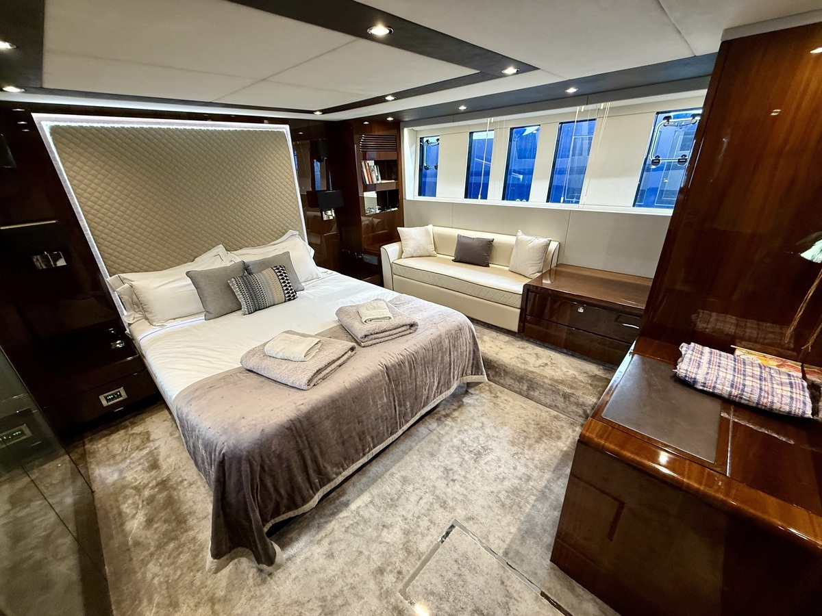 Fairline 65